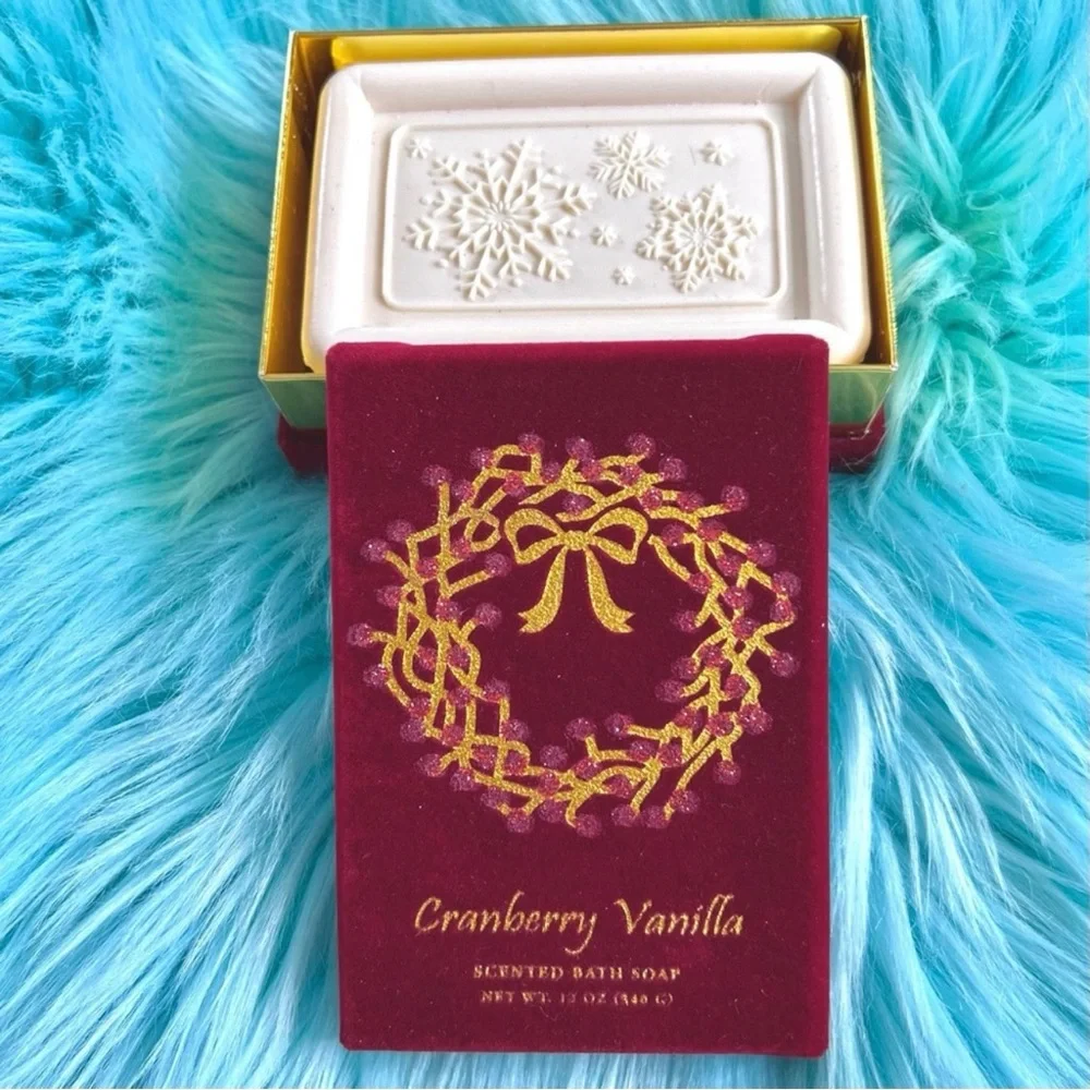 Cranberry Vanilla Scented Bath Soap 12 oz Snowflake Holiday Gift Box
